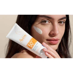 Avène Mineral Sunscreen Face & Body Lotion SPF 50 7 Avène Mineral Sunscreen Face & Body Lotion SPF 50 -Camera Ready Cosmetics HowToUse Sunscreen 1000 1