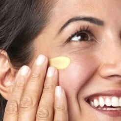 Kiehl's Since 1851 Retinol Skin Renewing Daily Micro Dose Serum -Camera Ready Cosmetics kiehls face serum retinol skin renewing daily micro dose serum 50ml 3605972526489 how to apply03 0107