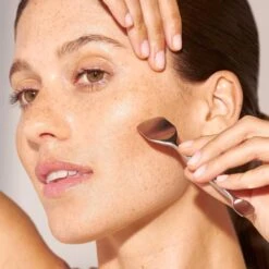 Tweezerman Pore Prep Tool -Camera Ready Cosmetics model Tweezerman Pore Prep Tool