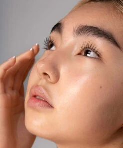 RMS Beauty Straight Up Volumizing Peptide Mascara -Camera Ready Cosmetics straightupmascara ppage 900x1084 model1 1